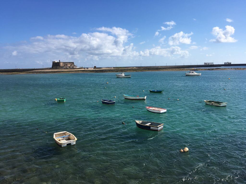 Zee met bootjes Lanzarote